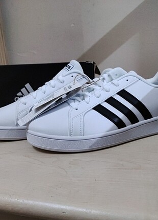 Adidas Siyah-Beyaz Etiketli Sneaker