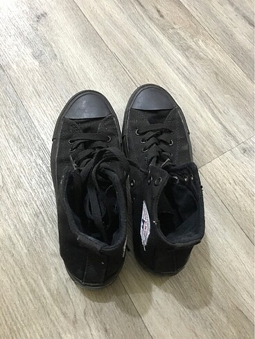 Bayan Converse ayakkabı?