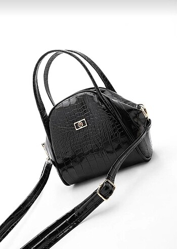 Guess Moni Model