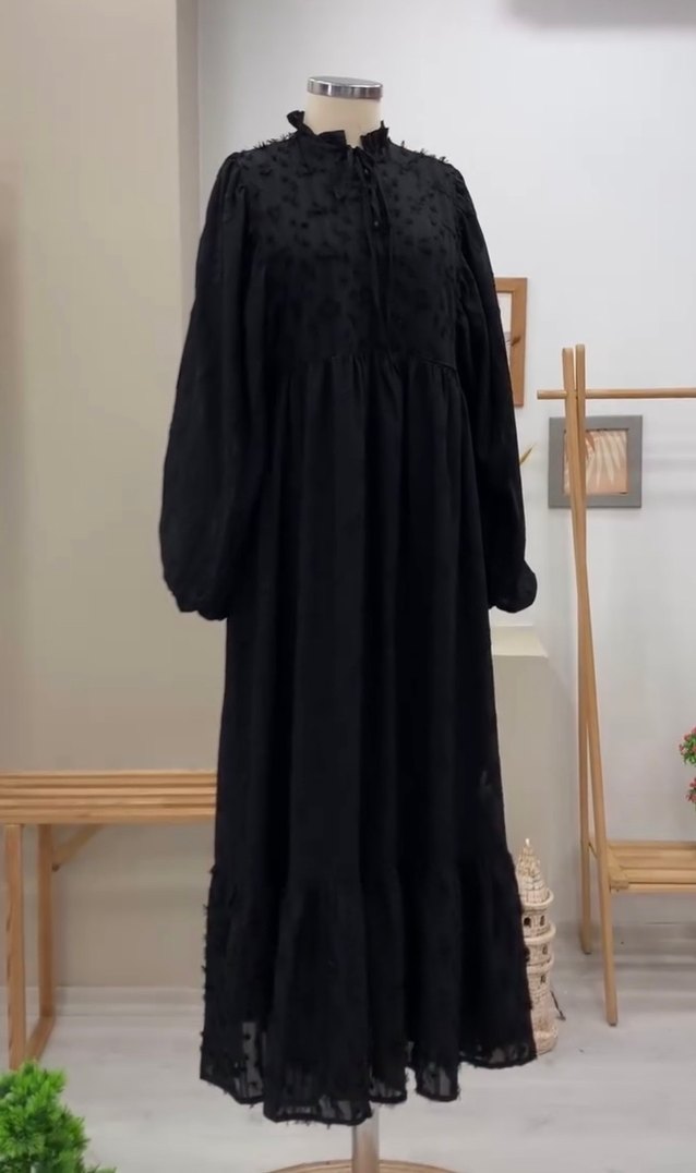 Uzun Siyah Nakışlı Gotik Elbise - Görsel 3
