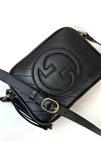 Gucci canta