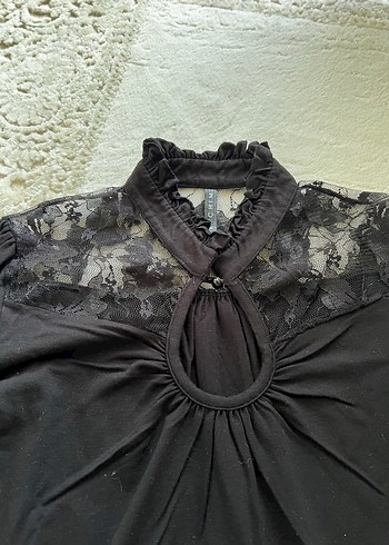 Siyah Dantelli Yüksek Yakalı Gotik Bluz - Görsel 3