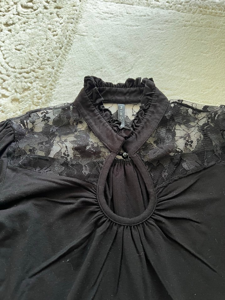 Siyah Dantelli Yüksek Yakalı Gotik Bluz - Görsel 3