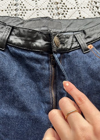 Guess deri detaylı 2000s şort - Görsel 5