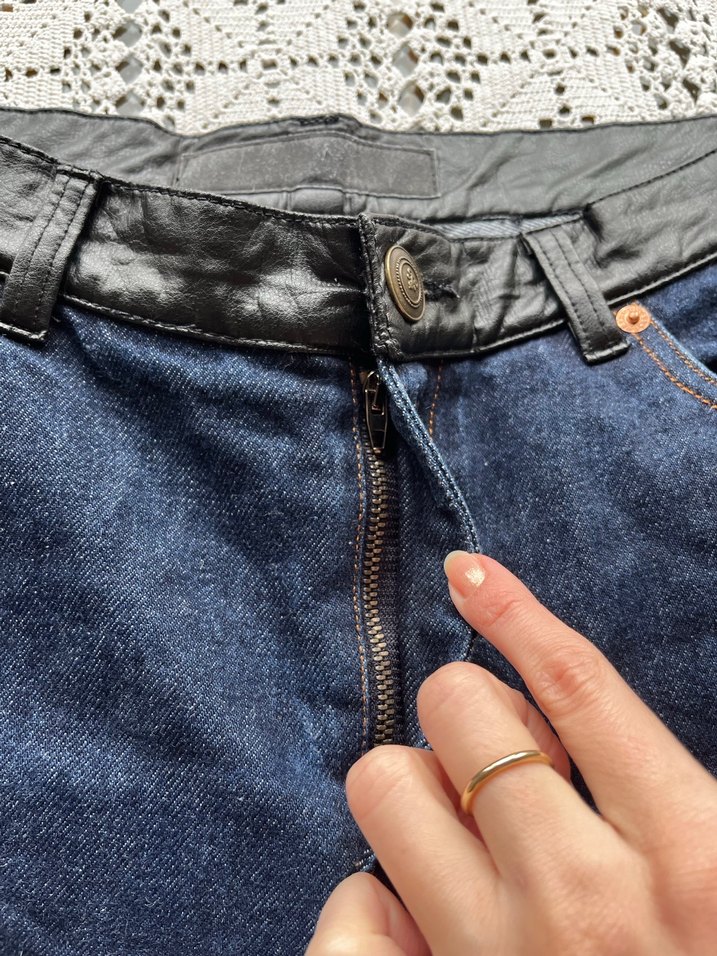 Guess deri detaylı 2000s şort - Görsel 5