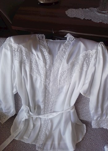 Nakışlı Beyaz Vintage Kadınpijama takım.