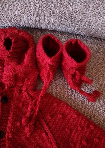 Kız Çocuk Kırmızı Kapüşonlu Örgü Hırka ve Patik - Görsel 3