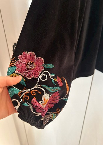 Nakışlı Siyah Yüksek Yakalı Midi bluz - Görsel 2