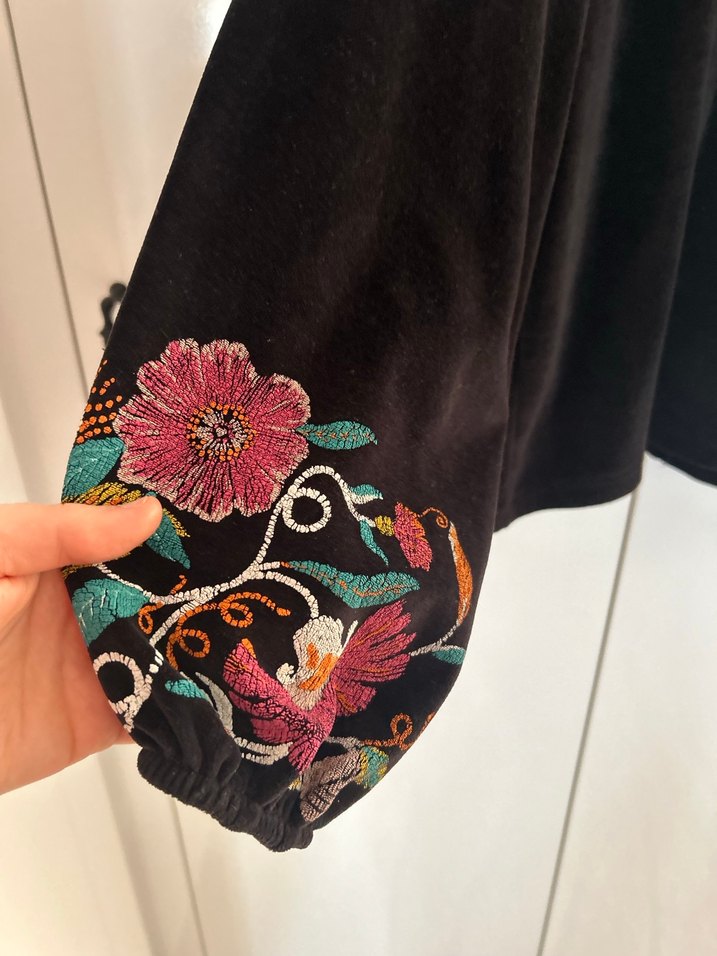 Nakışlı Siyah Yüksek Yakalı Midi bluz - Görsel 2