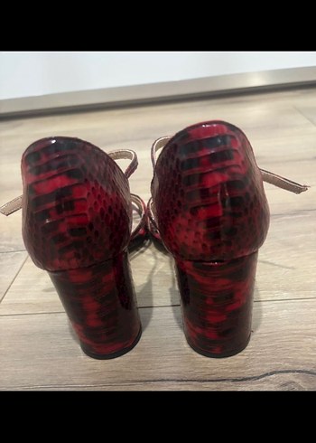 Kırmızı Yılan Derisi Desenli Tokalı Topuklu Kadın Ayakkabı - Görsel 4