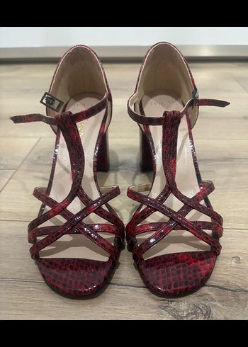 Kırmızı Yılan Derisi Desenli Tokalı Topuklu Kadın Ayakkabı - Görsel 3