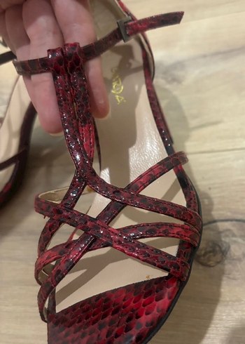 Kırmızı Yılan Derisi Desenli Tokalı Topuklu Kadın Ayakkabı - Görsel 7