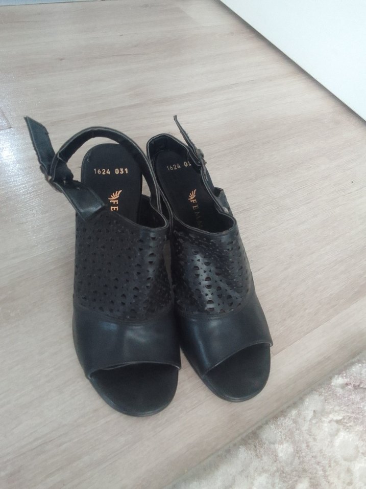 Siyah Desenli Kadın Dolgu Topuklu Sandalet - Görsel 2