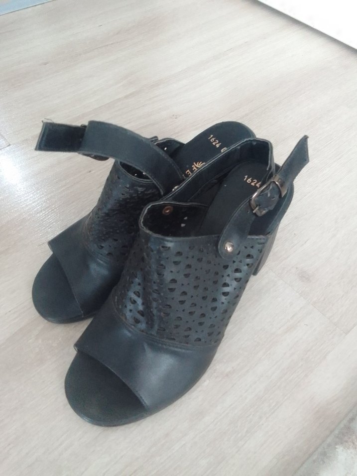 Siyah Desenli Kadın Dolgu Topuklu Sandalet - Görsel 3