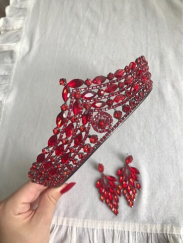 Kırmızı Taç ve Küpe