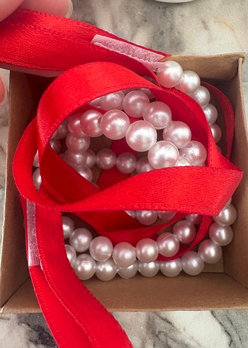 Accessorize  İnci Boncuklu Kirmizi Saten Nisan Kurdelesi