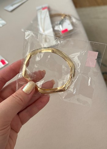 Parlak Altın Renkli Elastik Kadın Bileklik - Görsel 2