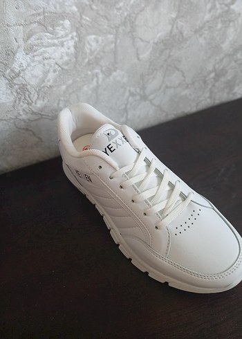 Diğer Kutulu Sehir Stiline Uygun Beyaz Sneaker