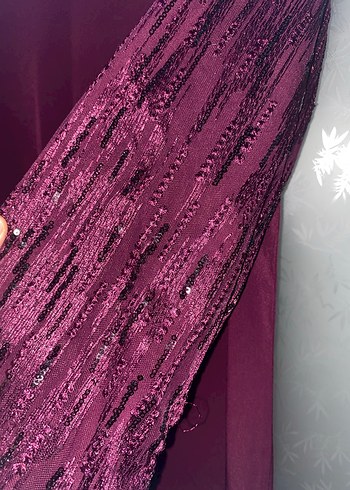 Mürdüm rengi kolları payetli tesettür elbise abiye - Görsel 3