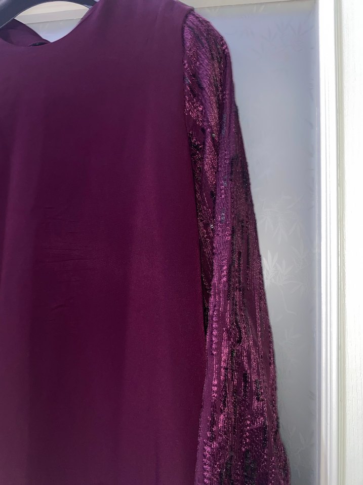 Mürdüm rengi kolları payetli tesettür elbise abiye - Görsel 2