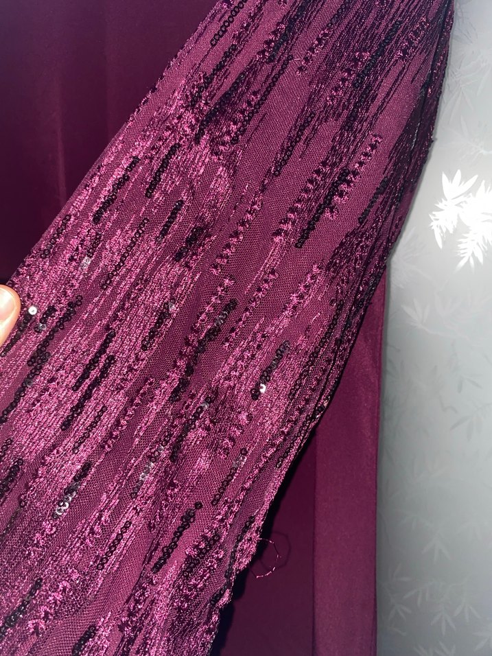 Mürdüm rengi kolları payetli tesettür elbise abiye - Görsel 3