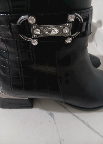 Siyah Yılan Derisi Desenli Tokalı Kadın Bot - Görsel 3