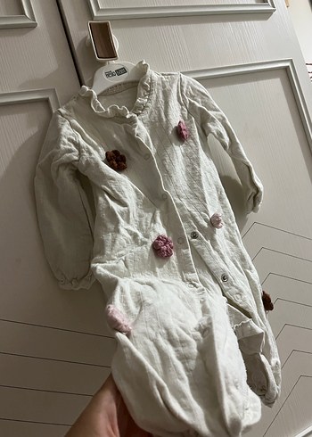 Düğmeli Beyaz Nakışlı Bebek Kız Tulum - Görsel 2