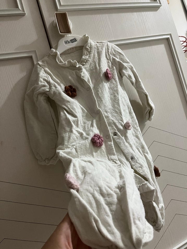 Düğmeli Beyaz Nakışlı Bebek Kız Tulum - Görsel 2