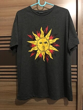 Trendyolmilla tshirt ve yanında koton şapka