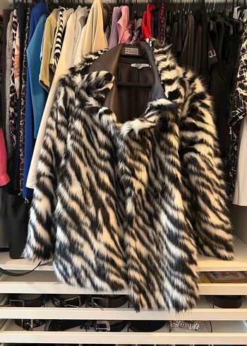 Siyah Beyaz Zebra Desenli Kısa Suni Kürk - Görsel 7