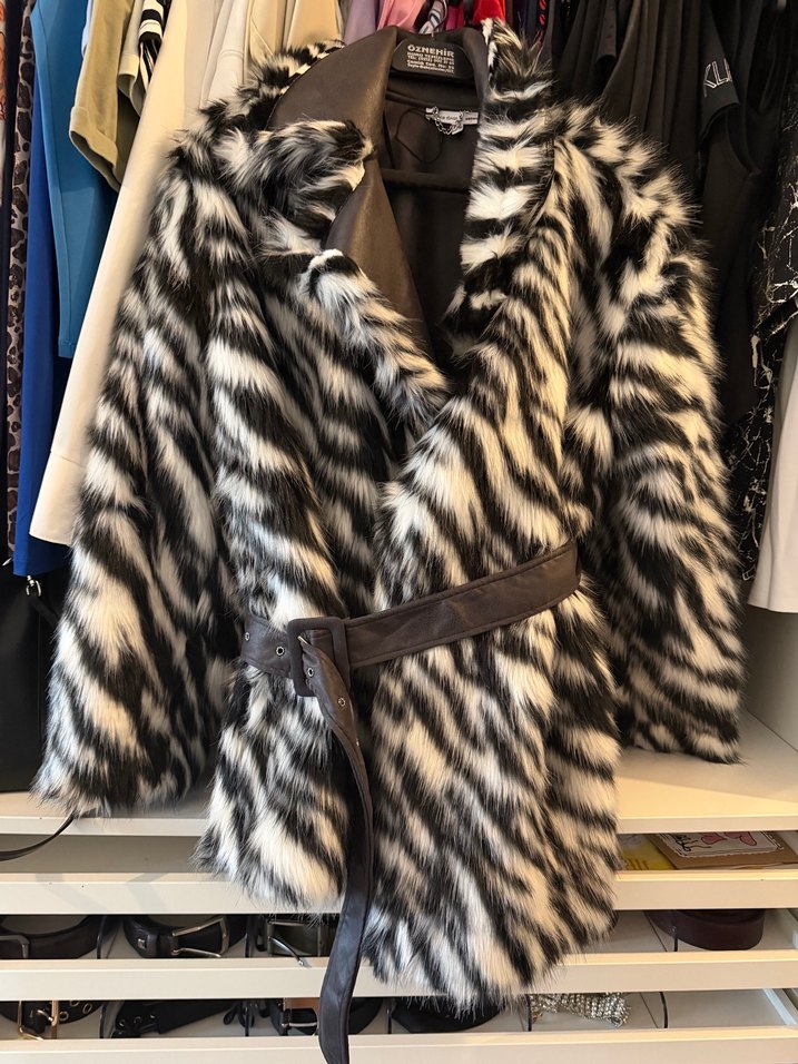 Siyah Beyaz Zebra Desenli Kısa Suni Kürk - Görsel 3