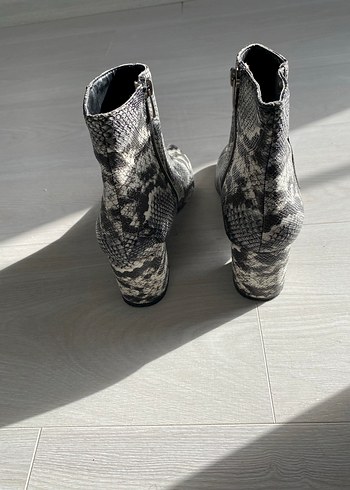 Gri Yılan Desenli Blok Topuk Kadın Bot - Görsel 3