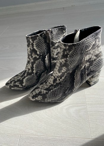 Gri Yılan Desenli Blok Topuk Kadın Bot - Görsel 2