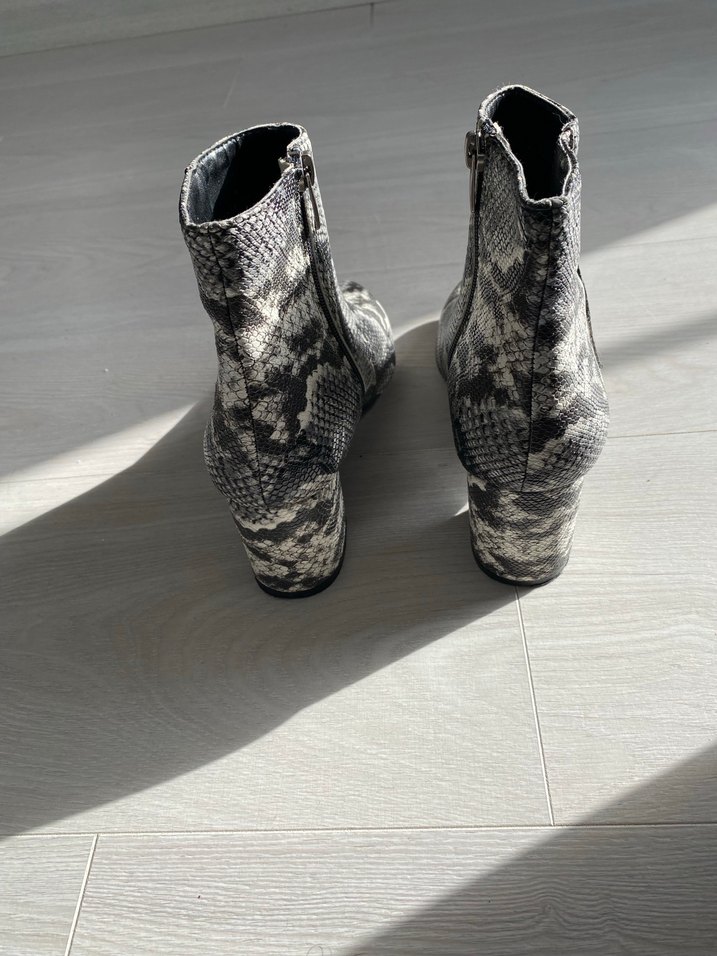 Gri Yılan Desenli Blok Topuk Kadın Bot - Görsel 3