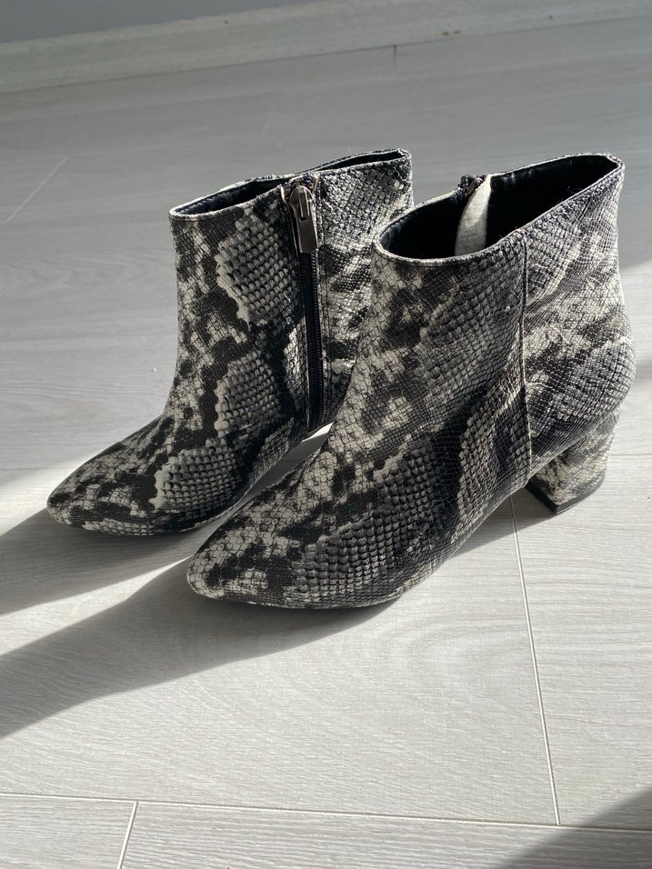 Gri Yılan Desenli Blok Topuk Kadın Bot - Görsel 2