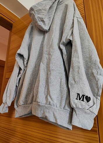M harfli gri kapüşonlu sweatshirt