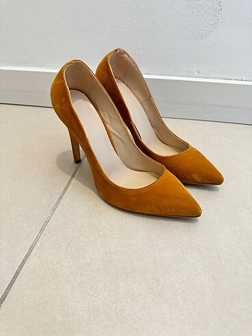 Sarı stiletto