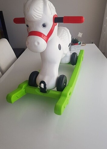 Çocuk sallanan ve yürüten at