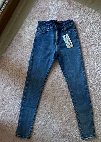 Lacivert etiketli jeans