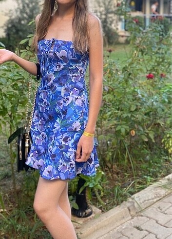Mavi çiçekli straplez elbise