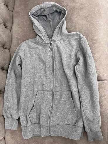 Gri kapüşonlu sweatshirt