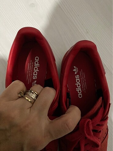 Adidas 3 kez Giyildi