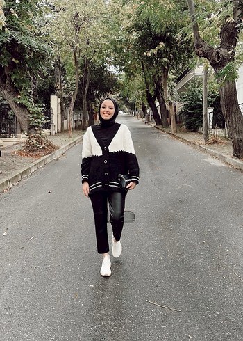 Siyah Beyaz Zebra Desenli Örgü Hırka - Görsel 2