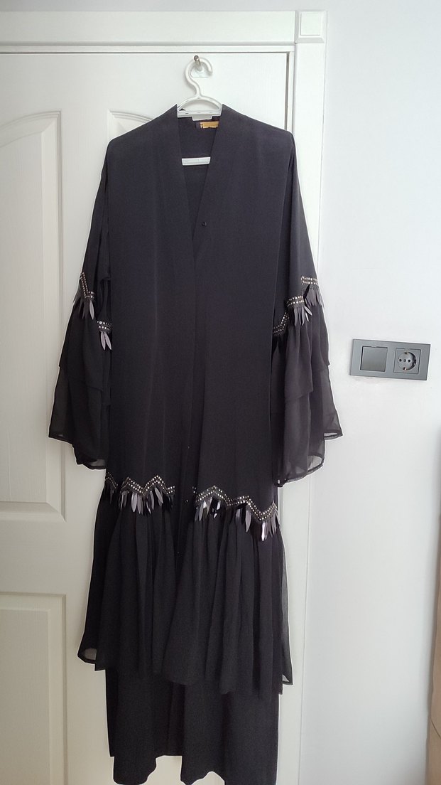 Siyah V Yaka Uzun Kollu Fırfırlı abaya - Görsel 3