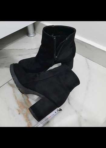 Siyah Süet Tokalı Kadın Topuklu Bot