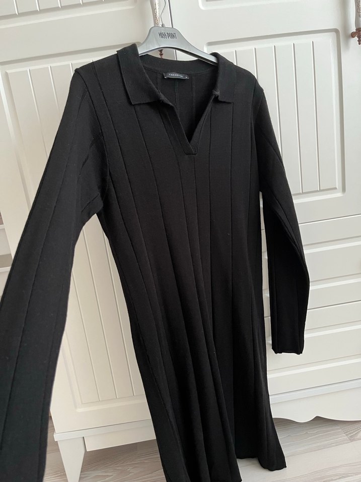 V Yaka Siyah Uzun Kollu Pilili Elbise - Görsel 2