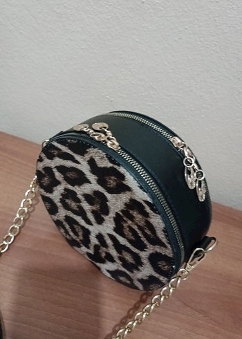 Mango Zincir Detaylı Leopar Desenli Yuvarlak Deri Çanta