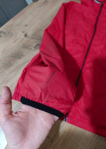 LCW Erkek cocuk Kırmızı Kapüşonlu Fermuarlı Yağmurluk - Görsel 7