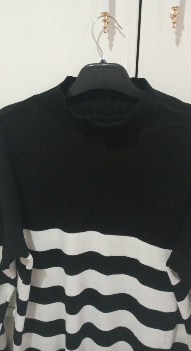 Uzun Kollu Siyah-Beyaz Çizgili Triko Kazak - Görsel 2