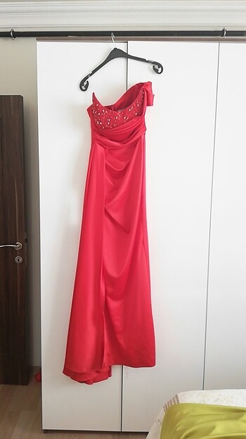 38 Beden kırmızı Renk Kırmızı saten taşlı elbise 